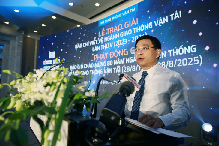 Bộ trưởng Bộ Giao thông vận tải Nguyễn Văn Thắng cho biết, thông qua các tác phẩm báo chí, ngành giao thông vận tải cũng đồng thời nhận diện được thực trạng, giải pháp, tự soi, sửa đổi để công tác quản lý nhà nước của ngành phục vụ người dân và doanh nghiệp tốt hơn ảnh: Lê Tiên