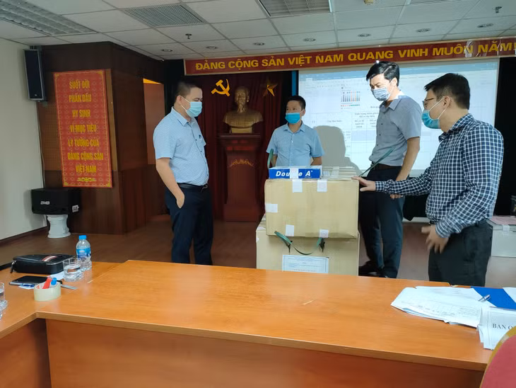 Các nhà thầu kiểm tra chéo niêm phong hồ sơ dự thầu Gói thầu số XL04 của cao tốc Nghi Sơn - Diễn Châu sáng ngày 17/5/2021