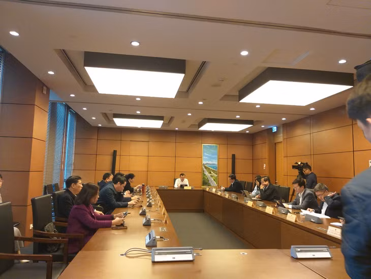 Các đại biểu Quốc hội đoàn Nghệ An làm việc tại tổ chiều 7/1/2023 đều nhất trí với đề xuất của Chính phủ về việc chuyển nguồn kinh phí PCD Covid-19 năm 2021 sang năm 2022.