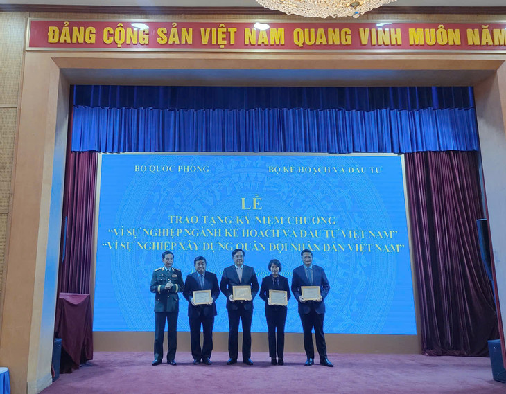 Đại tướng Phan Văn Giang trao tặng Kỷ niệm chương Vì sự nghiệp xây dựng Quân đội nhân dân Việt Nam cho Bộ trưởng Bộ Kế hoạch và Đầu tư Nguyễn Chí Dũng và các Thứ trưởng, nguyên Thứ trưởng Bộ Kế hoạch và Đầu tư