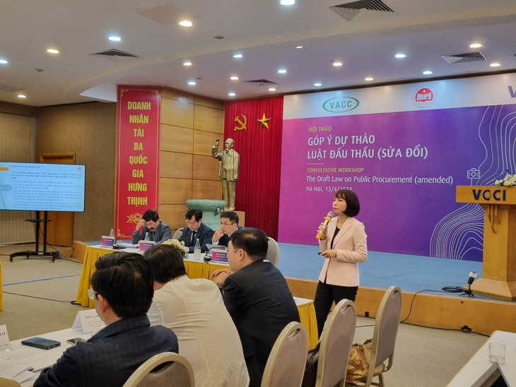 Phó Cục trưởng Cục Quản lý đấu thầu Nguyễn Thị Thúy Hằng giới thiệu một số nội dung lớn của Dự thảo Luật Đấu thầu (sửa đổi)