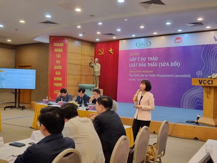 Phó Cục trưởng Cục Quản lý đấu thầu Nguyễn Thị Thúy Hằng giới thiệu một số nội dung lớn của Dự thảo Luật Đấu thầu (sửa đổi)