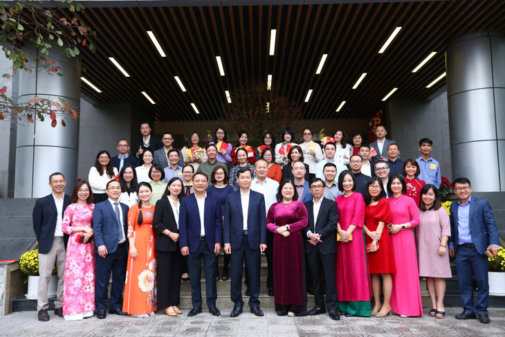 Tập thể cán bộ, nhân viên Báo Đấu thầu chụp ảnh lưu niệm đầu xuân Giáp Thìn 2024. Ảnh: Lê Tiên