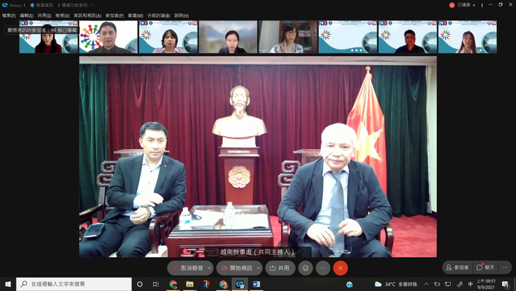 Ông Nguyễn Anh Dũng - Chủ nhiệm Văn phòng KTVH Việt Nam tại Đài Bắc (phải) và Trưởng phòng xúc tiến đầu tư của Văn phòng KTVH Việt Nam tại Đài Bắc (trái) tham dự Hội thảo trực tuyến Xúc tiến đầu tư vào Việt Nam hậu Covid-19