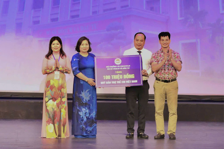 Bà Lê Thị Tường Thu, Ủy viên Ban thường vụ Công đoàn viên chức Việt Nam, Chủ tịch Công đoàn Bộ Kế hoạch và Đầu tư trao phần quà trị giá 100 triệu đồng tới ông Đinh Tiến Hải - Giám đốc Quỹ trẻ em Việt Nam và Nghệ sĩ nhân dân Xuân Bắc - Đại sứ Quỹ Bảo trợ trẻ em Việt Nam