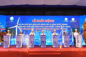 Các đại biểu thực hiện nghi thức khởi động 2 dự án điện gió (ảnh: CM)