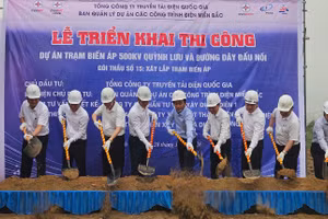 Đại diện các đơn vị tham gia dự án thực hiện nghi thức khởi công Dự án Trạm biến áp 500kV Quỳnh Lưu và đường dây đấu nối tại Nghệ An (ảnh: EVNNPT)