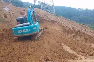 EVNPMB1 đang phối hợp với chính quyền địa phương, nhà thầu kịp thời tháo gỡ vướng mắc, đồng thời đôn đốc nhà thầu khẩn trương thi công xử lý dứt điểm hiện tượng tại vị trí 305 đường dây 500kV Lào Cai - Vĩnh Yên (ảnh: EVNPMB1) 