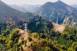Một góc tuyến đường dây 220kV Than Uyên - Lào Cai (ảnh: EVN)