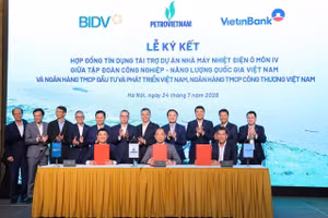 Lễ ký kết hợp đồng tín dụng thu xếp vốn cho Nhà máy Nhiệt điện Ô Môn IV (ảnh: PVN)