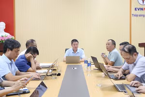 Quyền Tổng giám đốc EVNNPT Hoàng Xuân Khôi chủ trì cuộc họp rà soát tiến độ Dự án Đường dây 220kV Than Uyên - Lào Cai (ảnh: EVNNPT)