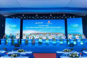 Các đại biểu thực hiện nghi thức bấm nút khởi công Khu công nghiệp Số 02 - Hưng Yên (ảnh: HP)
