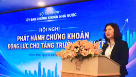 Chủ tịch Ủy ban Chứng khoán Nhà nước Vũ Thị Chân Phương phát biểu tại Hội nghị