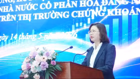 Chủ tịch Ủy ban Chứng khoán Nhà nước Vũ Thị Chân Phương phát biểu tại Hội nghị