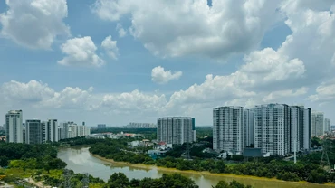 Các kiến nghị của HoREA tập trung vào những “điểm nghẽn” lớn của thị trường, từ thủ tục bán nhà cho người nước ngoài, điều kiện huy động vốn đến quản lý hoạt động cho thuê căn hộ chung cư ngắn hạn. Ảnh: Bảo An