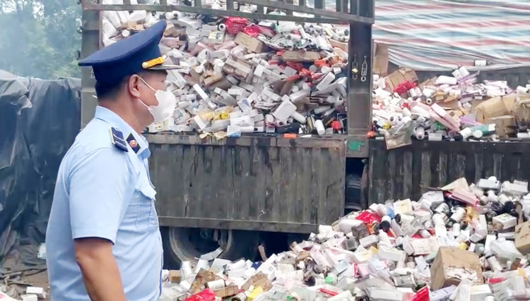Tiêu huỷ hơn 91.000 sản phẩm mỹ phẩm vi phạm. Ảnh: Đội 22