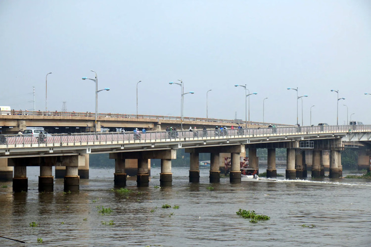 Cấm ôtô qua cầu Bình Triệu 1 trong ba tháng để nâng tĩnh không. Ảnh minh họa