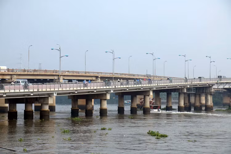 Cấm ôtô qua cầu Bình Triệu 1 trong ba tháng để nâng tĩnh không. Ảnh minh họa