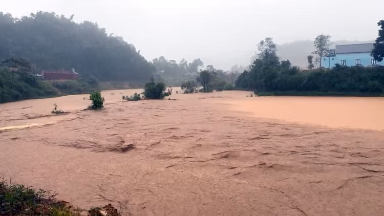 Mưa lớn kéo dài từ đêm 31/7 đến rạng sáng 1/8, nước lũ dâng cao tại nhiều địa bàn thuộc huyện Điện Biên Đông cũ. Ảnh Cổng TTĐT tỉnh Điện Biên