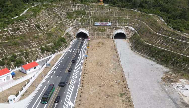 Ùn tắc trên cao tốc Vĩnh Hảo - Phan Thiết kéo dài gần 10 km trước hầm Núi Vung