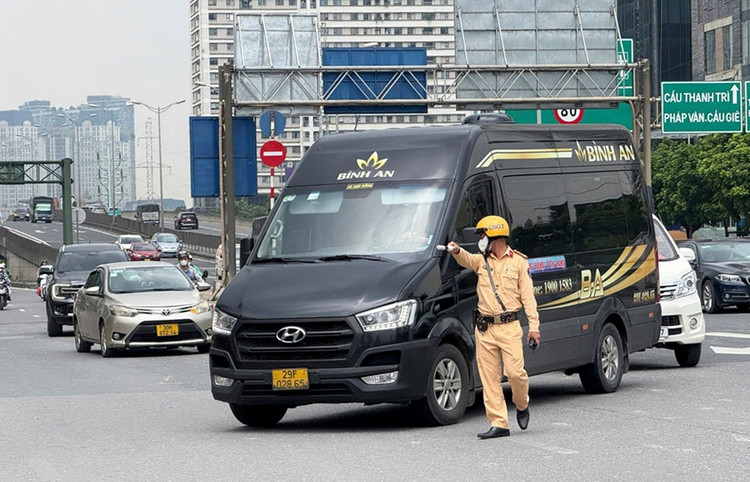 CSGT Hà Nội kiểm tra xe kinh doanh vận tải hành khách. Ảnh: Báo QĐND