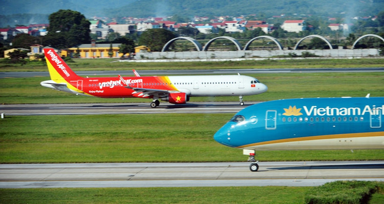 Máy bay của hai hãng hàng không Vietnam Airlines và Vietjet đang chuẩn bị cất, hạ cánh tại một sân bay. 