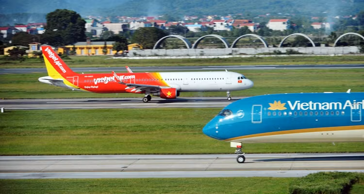 Máy bay của hai hãng hàng không Vietnam Airlines và Vietjet đang chuẩn bị cất, hạ cánh tại một sân bay. 
