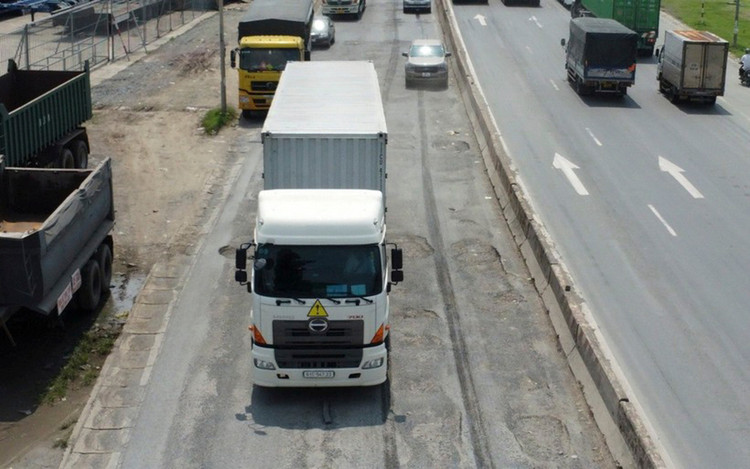 Quốc lộ 51, đoạn qua Biên Hòa, Đồng Nai, bị hư hỏng nặng