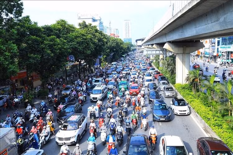 Theo thống kê sơ bộ, Hà Nội hiện có khoảng 8 triệu xe máy và gần 1,5 triệu ô tô. Ảnh minh họa