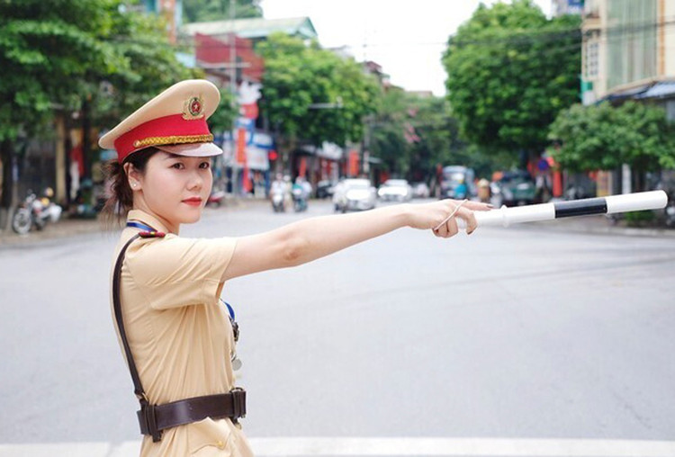 Lực lượng CSGT điều tiết, phân luồng giao thông. Ảnh minh họa