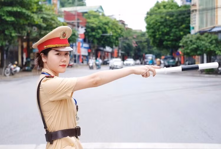 Lực lượng CSGT điều tiết, phân luồng giao thông. Ảnh minh họa