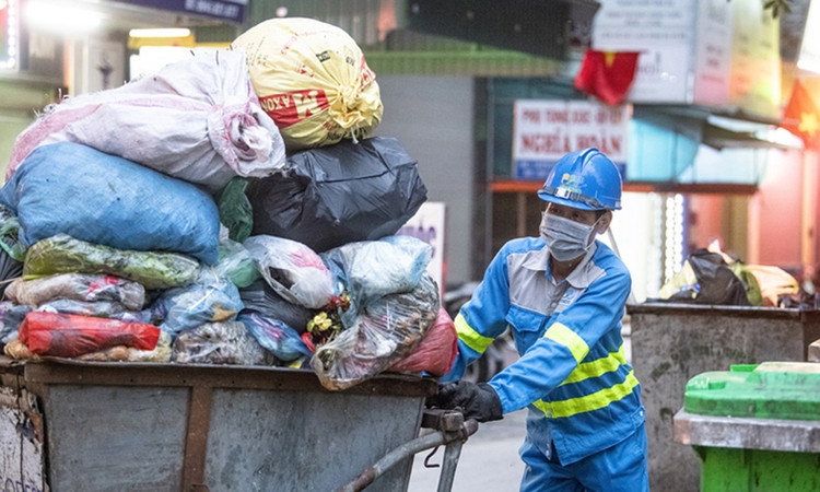 Trung bình mỗi ngày Hà Nội phát sinh khoảng 7.500 tấn rác thải sinh hoạt