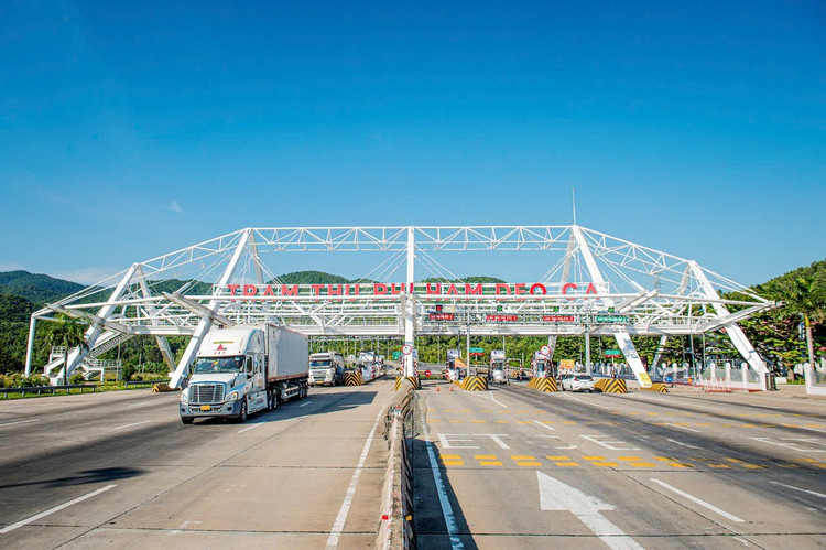 Ngay sau khi nhận được đề nghị của Cục Đường bộ Việt Nam, Tập đoàn Đèo Cả đã thông báo thực hiện miễn thu phí cho tất cả xe cứu trợ từ ngày 8/10/2025. 