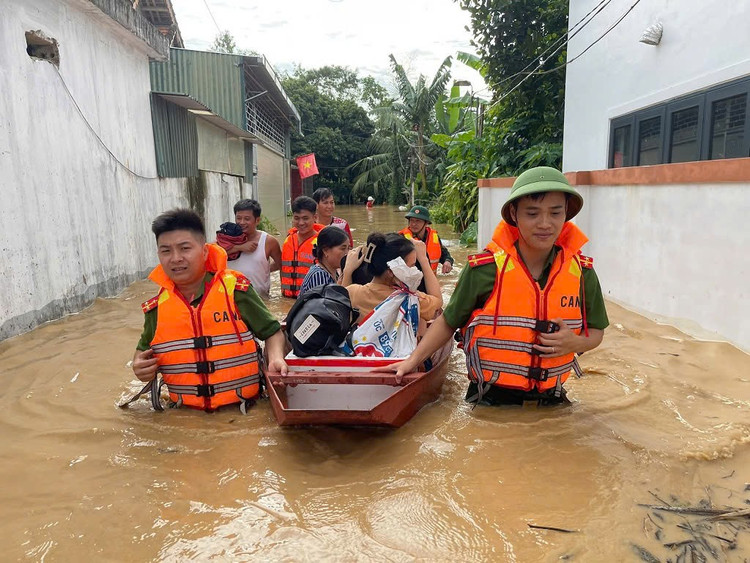  Công an tỉnh Nghệ An dùng thuyền hỗ trợ các cụ già, người ốm đau, bệnh tật đến nơi an toàn