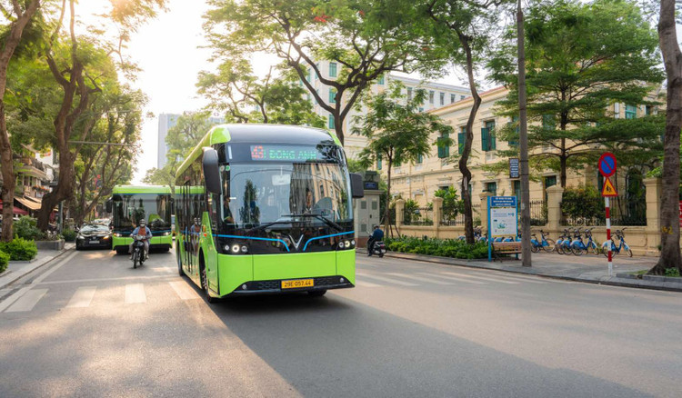 Trong 45 tuyến buýt hoạt động trên Vành đai 1 TP. Hà Nội, có 11 tuyến là buýt điện, CNG