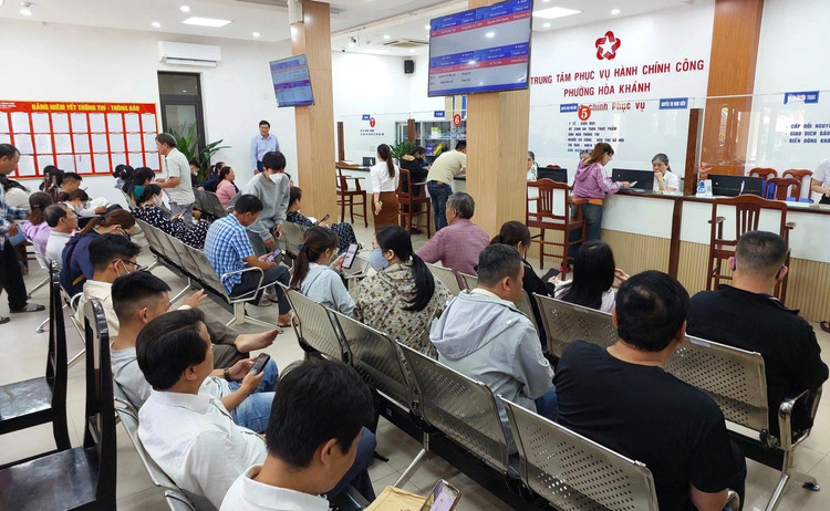 Người dân làm thủ tục hành chính tại Trung tâm Phục vụ hành chính công phường Hòa Khánh, thành phố Đà Nẵng. Ảnh: Dân trí