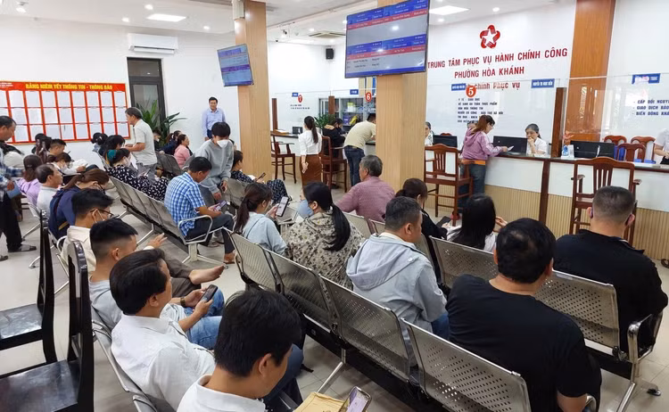 Người dân làm thủ tục hành chính tại Trung tâm Phục vụ hành chính công phường Hòa Khánh, thành phố Đà Nẵng. Ảnh: Dân trí