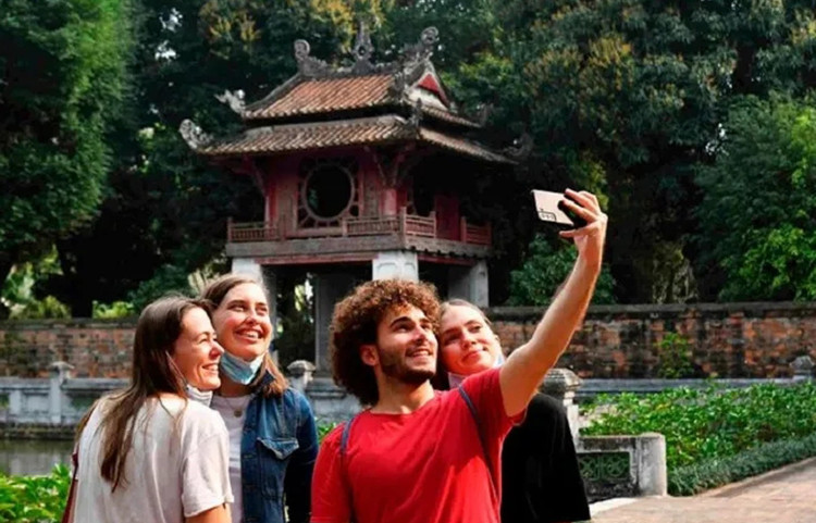 Từ 15/8/2025, miễn thị thực cho công dân 12 nước vào Việt Nam du lịch