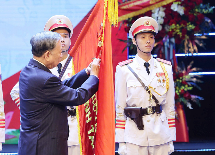 Tổng Bí thư Tô Lâm thay mặt Đảng và Nhà nước trao tặng Huân chương Độc lập hạng Nhất cho ngành Tài chính.