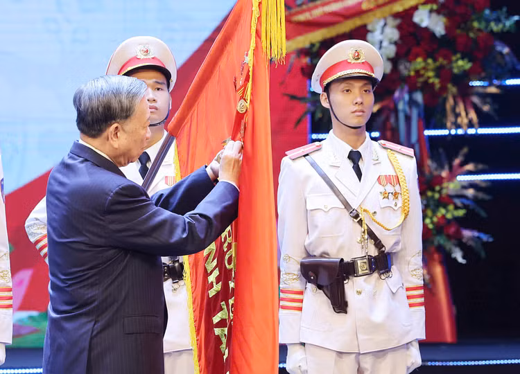 Tổng Bí thư Tô Lâm thay mặt Đảng và Nhà nước trao tặng Huân chương Độc lập hạng Nhất cho ngành Tài chính.