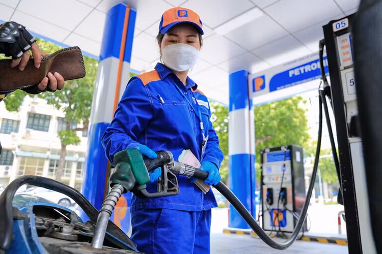 Giá xăng dầu trong nước đồng loạt tăng từ 15h ngày 18/9. Ảnh minh họa