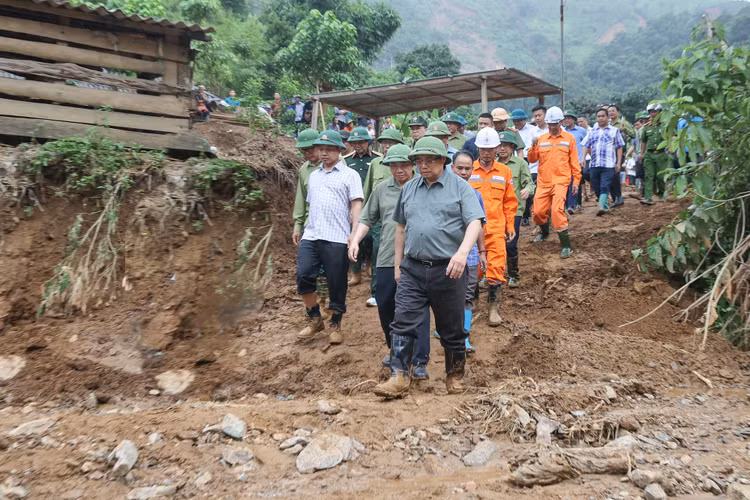 Thủ tướng Phạm Minh Chính đến thăm hỏi, động viên người dân chịu ảnh hưởng, thiệt hại nặng nề do mưa lũ, sạt lở đất tại xã Na Son, xã Tìa Dình, xã Xa Dung của tỉnh Điện Biên.