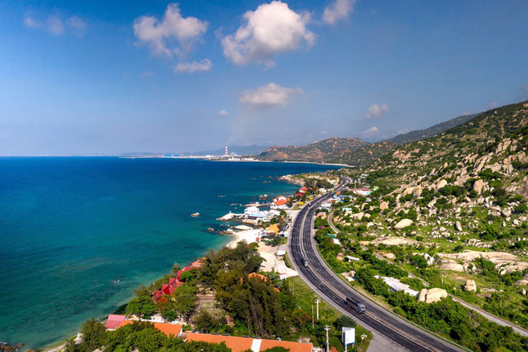 Đường ven biển đi qua vịnh Cà Ná