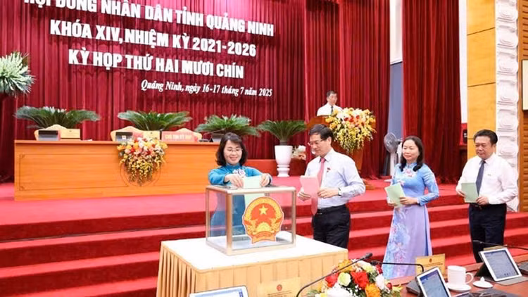Các đại biểu Hội đồng nhân dân bỏ phiếu bầu cử chức danh Phó Chủ tịch Ủy ban nhân dân tỉnh Quảng Ninh nhiệm kỳ 2021-2026. 