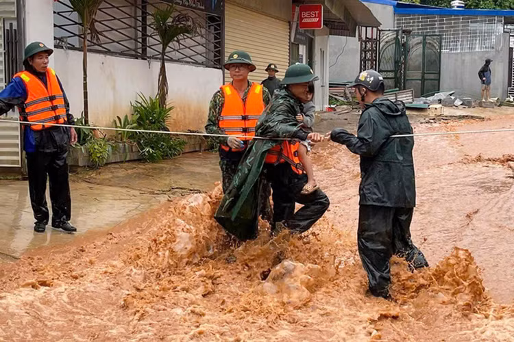 Lực lượng chức năng đưa người dân ra khỏi vùng nguy hiểm