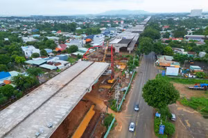 TP.HCM có mức tăng cao nhất cả nước trong kỳ, giúp tỷ lệ giải ngân cải thiện đáng kể (Ảnh thi công thi công Đường nối vào cao tốc Biên Hoà - Vũng Tàu tại TP.HCM - Ảnh: Ngọc Tuấn)