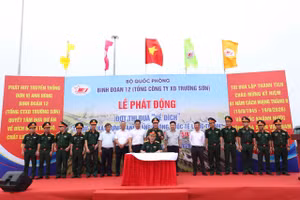 Các Ban điều hành dự án, công ty thành viên thuộc Tổng công ty Xây dựng Trường Sơn đã ký giao ước thi đua, thể hiện quyết tâm huy động cao nhất nguồn lực thiết bị, con người thực hiện các hạng mục xây dựng đảm nhiệm tại Cảng HKQT Long Thành. Ảnh: Ngọc Tuấn.