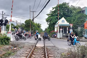 Sau thời gian gia hạn thêm 10 ngày, số lượng nhà thầu tham dự Gói thầu xây dựng hầm chui HC1 với đặc thù có hạng mục phải triển khai trong khu vực tuyến đường sắt Bắc - Nam đang khai thác, trong đô thị với mật độ chạy tàu cao vẫn chỉ thu hút 1 nhà thầu nộp HSDT. Ảnh: Ngọc Tuấn