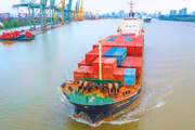Con số nhập siêu hơn 15 tỷ USD được giới phân tích nhìn nhận như “dấu chân nhập khẩu” của một chu kỳ đầu tư đi lên. Ảnh: Minh Trí