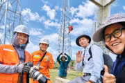 Những chuyến đi thực tế giúp người làm báo được chứng kiến, chia sẻ áp lực và niềm vui trên công trường, thấu hiểu thách thức, khó khăn của chủ đầu tư, nhà thầu, người lao động… Ảnh: Gia Khoa
